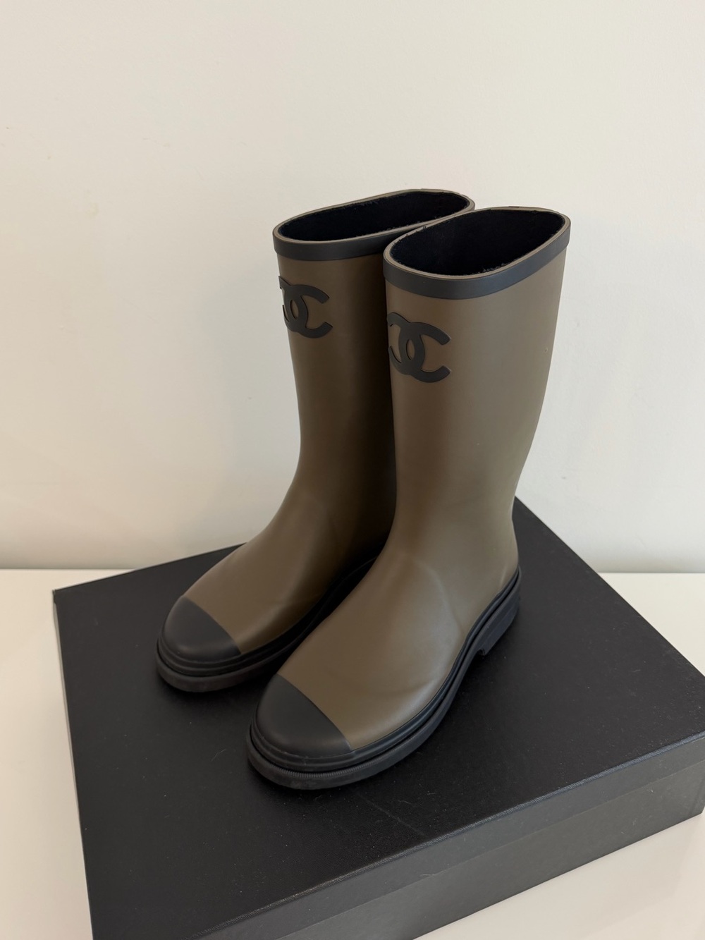 CHANEL Olive Green and Black CC Rainboots - Picture 3 of 6